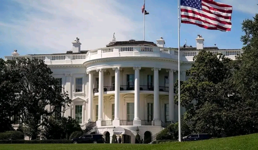 Les services de renseignement alertent sur une menace iranienne aux États-Unis, malgré le ton rassurant de Donald Trump.